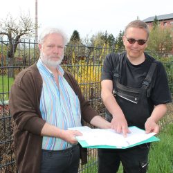 Sie haben einen Plan: Frank Hoffmann (l.) und Sven-Karsten Kaiser unterstützen die künftigen Gärtner der neuen Kleingartenanlage in Großzschachwitz. Foto: Pohl