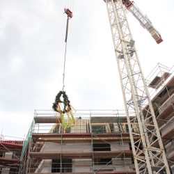 Im Bau: Ein neues Zuhause für ­Senioren. Foto: Pohl