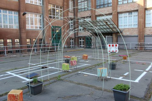 Was wächst denn hier? Ein Spielplatz der besonderen Art. »Ritzeratze« heißt das Projekt in den Technischen Sammlungen. Dabei wird der Museumshof zu einem Treffpunkt zum Spielen und Experimentieren. Foto: Pohl