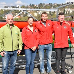 Trainer Jens Kühn, Steffi Kriegerstein, Tom Liebscher und Jonas Draeger vor einem der neuen mobilen Bootsständer.Foto: Trache