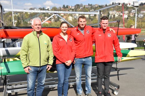 Trainer Jens Kühn, Steffi Kriegerstein, Tom Liebscher und Jonas Draeger vor einem der neuen mobilen Bootsständer.Foto: Trache