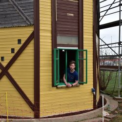 Nico Waterstraat freut sich über den Baufortschritt an der Windmühle. Foto: Trache