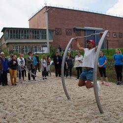 Bei der Einweihung des neuen »TU-was-Pfades« führte Initiator Moritz Montenegro eines der neuen Sportgeräte vor. Foto: Steffen Dietrich