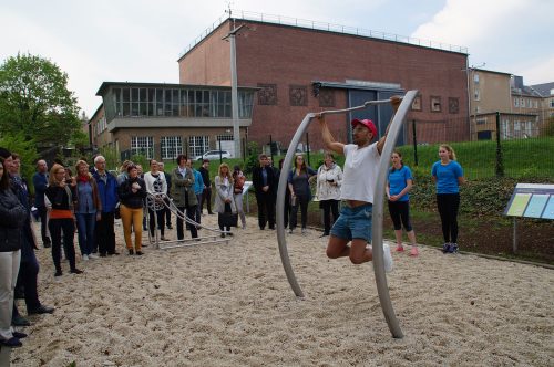 Bei der Einweihung des neuen »TU-was-Pfades« führte Initiator Moritz Montenegro eines der neuen Sportgeräte vor. Foto: Steffen Dietrich