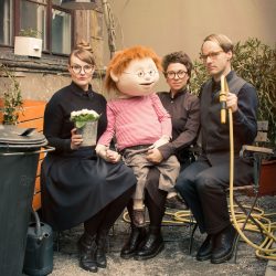 Die Puppenspieler des Stücks »Drei miese, fiese Kerle« unter der Regie von Jule Kracht: Viviane Podlich, Tanja Wehling mit der Puppe Konrad und Patrick Borck (v. l.). Premiere des Puppentheaters ist am 9. Juni 2018 im Sonnenhäusel im Großen Garten. Foto: Marco Prill