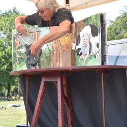 Puppenspieler Jörg Brettschneider ließ seinen kleinen Wolf durch eine fantastische Geschichte marschieren. Foto: Möller