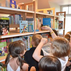 Neugierig greifen die Schüler nach den neuen Büchern. Foto: Trache