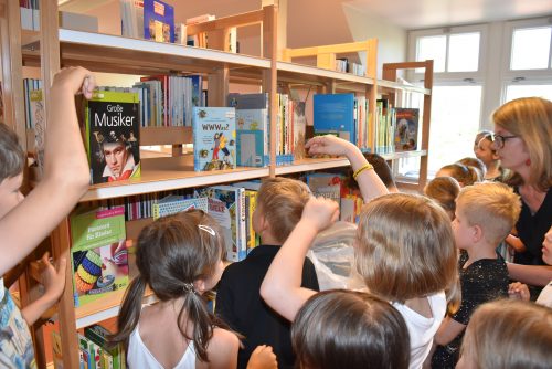 Neugierig greifen die Schüler nach den neuen Büchern. Foto: Trache