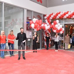 Centermanager Frank Junger bei der offiziellen Eröffnung. Im Zschach wird auch an das ehemalige Kaufhaus Günther erinnert. Foto: Trache