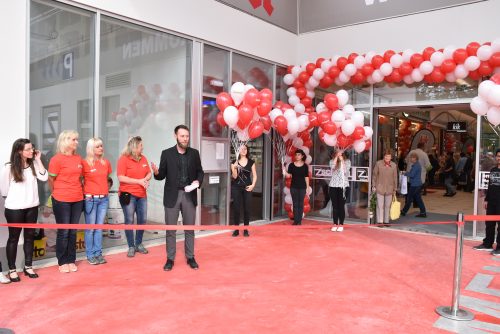 Centermanager Frank Junger bei der offiziellen Eröffnung. Im Zschach wird auch an das ehemalige Kaufhaus Günther erinnert. Foto: Trache