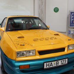 Kultauto: Der Film-Opel mit Autogramm stimmt im Lichthof auf die neue Ausstellung ein. Foto: Pohl