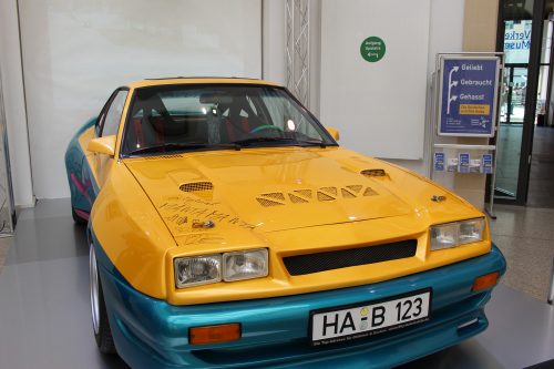 Kultauto: Der Film-Opel mit Autogramm stimmt im Lichthof auf die neue Ausstellung ein. Foto: Pohl