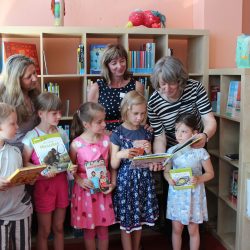 Erster Blick in die neuen Bücher: Iris Winkler (mitte) übergab den Leseschatz an Schulleiterin Kerstin Rakowski (l.). Leselotsin Hannelore Slodowski machte sich schon mit den Mädchen und Jungen der 1d bekannt. Foto: Pohl