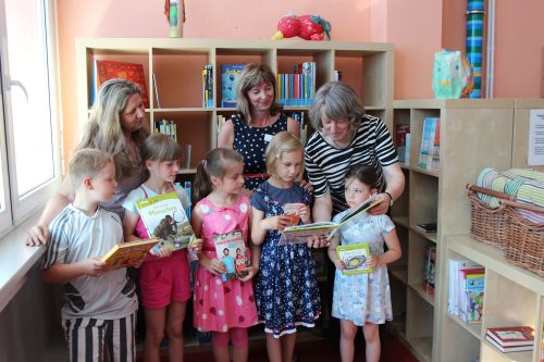 Erster Blick in die neuen Bücher: Iris Winkler (mitte) übergab den Leseschatz an Schulleiterin Kerstin Rakowski (l.). Leselotsin Hannelore Slodowski machte sich schon mit den Mädchen und Jungen der 1d bekannt. Foto: Pohl