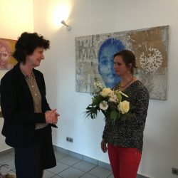 Zur Eröffnung der Ausstellung überreichte Dr. Eva-Maria Stange (im Bild links) an Künstlerin Patrizia Casagranda Blumen. Foto: BB Stange