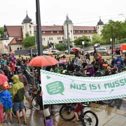 Passend zum Kindertag waren die Teilnehmerinnen und Teilnehmer der Fahrraddemonstration am 1. Juni vor das Kultusministerium gezogen, um ihre Forderungen geltend zu machen. Foto: Möller