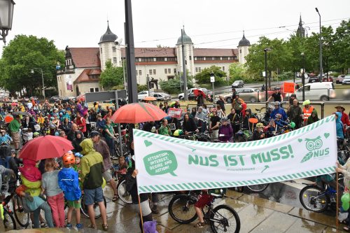 Passend zum Kindertag waren die Teilnehmerinnen und Teilnehmer der Fahrraddemonstration am 1. Juni vor das Kultusministerium gezogen, um ihre Forderungen geltend zu machen. Foto: Möller