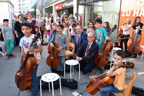 Oberbürgermeister Dirk Hilbert und Ortsamtsleiter Jörg Lämmerhirt mitten unter den Musaik-Kindern am 7. Mai. Foto: Trache