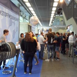 Zum Uni-Tag präsentierten sich die Fachschaften der Technischen Universität Dresden, unter anderem im Foyer des Hörsaalzentrums Bergstraße. Kleines Bild: Studenten führen für Besucher Experimente durch. Foto: Steffen Dietrich