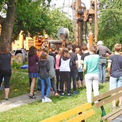 Schüler der 5B schauten den Spezialisten beim Brunnenbohren zu. Foto: Ziegner