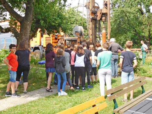 Schüler der 5B schauten den Spezialisten beim Brunnenbohren zu. Foto: Ziegner