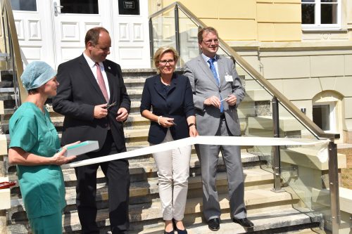 Dresdens Oberbürgermeister Dirk Hilbert (2. v. l.), Barbara Klepsch, Staatsministerin für Soziales und Verbraucherschutz, und Jürgen Richter, Kaufmännischer Direktor, vor dem Durchschneiden des Eröffnungsbandes. Foto: Steffen Möller