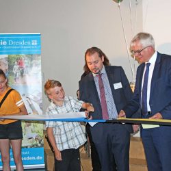 Einweihung des Pixel mit Bürgermeister Hartmut Vorjohann (r.) und Thomas Slesazeck, Direktor des Diakonischen Werks Dresden. Foto: Pohl