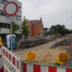 Die Oskarstraße gleicht derzeit einem Materiallager. Sie bleibt vorerst für den Verkehr gesperrt. Foto: Steffen Dietrich