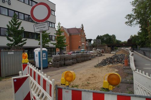 Die Oskarstraße gleicht derzeit einem Materiallager. Sie bleibt vorerst für den Verkehr gesperrt. Foto: Steffen Dietrich