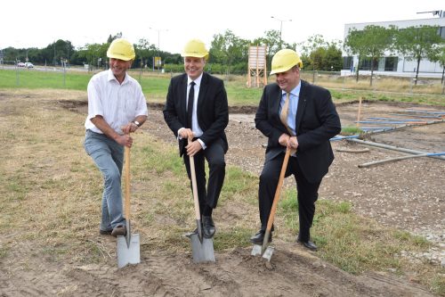 Wieder ein Spatenstich in Rähnitz. DREWAG Netz-Geschäftsführer Dr. Frank Otto, DREWAG-Chef Frank Brinkmann und OB Dirk Hilbert (v. l.) gingen es gemeinsam an. Foto: Möller