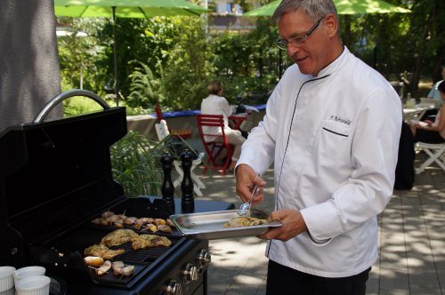 Bei Frank Rehwald, Küchenchef des Hotels Residenz Alt Dresden, lernen Schüler der Volkshochschule seit rund 20 Jahren in Kochkursen. Auch das Grillen ist dabei ein Thema. Foto: Steffen Dietrich