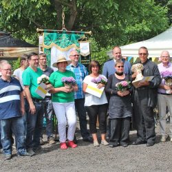 Die Sieger und Platzierten im Wettbewerb um die schönste Dresdner Kleingartensparte. Sven-Karsten Kaiser nahm für Flora I den Pokal entgegen, neben ihm Dr. Klaus-Dieter Hansel (3.v.r.), der im Vorjahr mit seiner Sparte den Pokal gewann. Zu den Gratulanten gehörte wie immer Oberbürgermeister Dirk Hilbert. Foto: Pohl