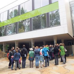 Der denkmalgeschützte Altbau der 68. Grundschule erhält einen modernen Anbau. Zum Tag der Architektur konnte die Baustelle besichtigt werden. Die Fertigstellung ist für Oktober 2018 geplant. Foto: Ziegner