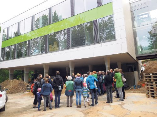 Der denkmalgeschützte Altbau der 68. Grundschule erhält einen modernen Anbau. Zum Tag der Architektur konnte die Baustelle besichtigt werden. Die Fertigstellung ist für Oktober 2018 geplant. Foto: Ziegner