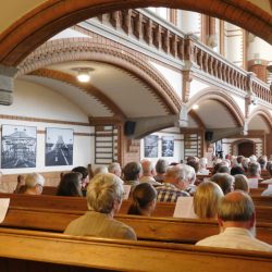 In der Heilig-Geist-Kirche sind derzeit Fotografien vom Blauen Wunder zu sehen. Foto: Ziegner