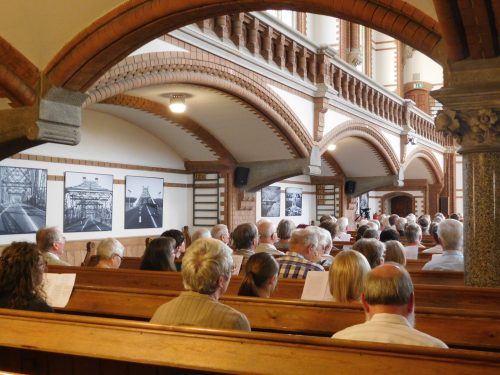 In der Heilig-Geist-Kirche sind derzeit Fotografien vom Blauen Wunder zu sehen. Foto: Ziegner