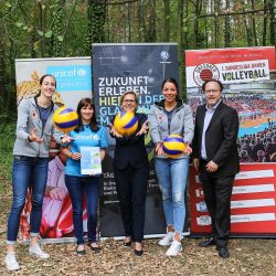 Ministerin Barbara Klepsch sowie das DSC Volleyball-Bundesligateam der Damen unterstützen als Schirmherren den Familienlauf am 2. September 2018. Foto: DSC