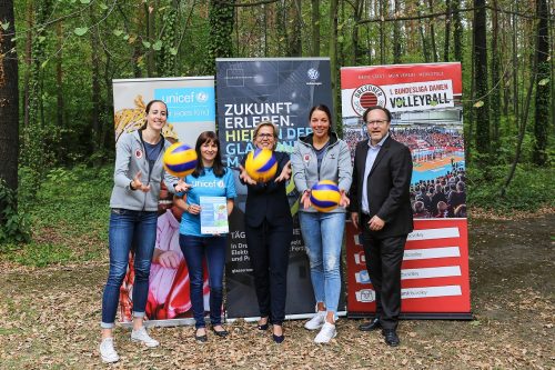 Ministerin Barbara Klepsch sowie das DSC Volleyball-Bundesligateam der Damen unterstützen als Schirmherren den Familienlauf am 2. September 2018. Foto: DSC