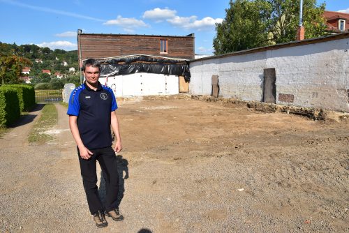 Thomas Haaser besichtigte Mitte Juli das Baufeld, auf dem das neue Bootshaus entstehen soll. Foto: Trache