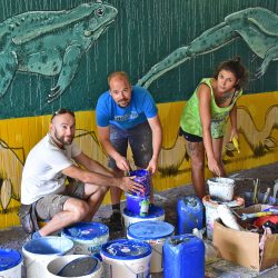 Der Dresdner Künstler Jens Besser (Mitte) mit Mr Fijodor aus Italien und Urban Artist Viktoria Georgieva aus Bulgarien beim Gestalten des Tunnels. Foto: Claudia Trache