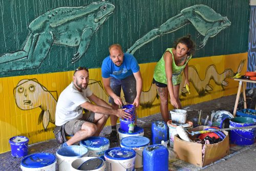 Der Dresdner Künstler Jens Besser (Mitte) mit Mr Fijodor aus Italien und Urban Artist Viktoria Georgieva aus Bulgarien beim Gestalten des Tunnels. Foto: Claudia Trache
