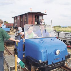 Zum 11. Gitterseer Bahnhofsfest wird am Bahnhof Gittersee Eisenbahngeschichte erfahrbar. In den vergangenen Jahren waren insbesondere die Fahrten mit dem Schienentrabbi äußerst beliebt. Foto: Archiv Sd