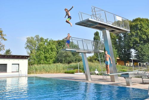 Erfrischung im Freibad Wostra: Emil springt vom Fünf-Meter-Turm, Hannes wartet auf dem Ein-Meter-Brett und Karl auf dem Dreier, bis er an der Reihe ist. Die drei Freunde erlebten einen schönen Badetag Ende August, an dem es nicht mehr ganz so heiß und deshalb nicht so voll war, wie während der Ferienzeit. Foto: Trache