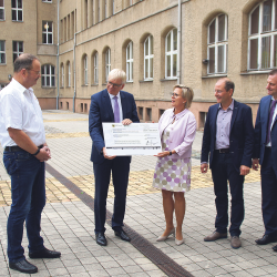 Für Schulleiter Jürgen Karras (l.) war der 7. September ein besonderer Grund zur Freude. Damit das Cottaer Gymnasium saniert werden kann, müssen rund 22,2 Millionen Euro zusammenkommen. Bildungsbürgermeister Hartmut Vorjohann, Sozialministerin Barbara Klepsch, der Landtagsabgeordnete Markus Ulbig und Hagen Kettner, Leiter des Dresdner Standorts des Landesamtes für Schule und Bildung, konnten ihm dafür den Fördermittelbescheid des Landes über rund 7,4 Millionen Euro präsentieren. Foto: Steffen Dietrich