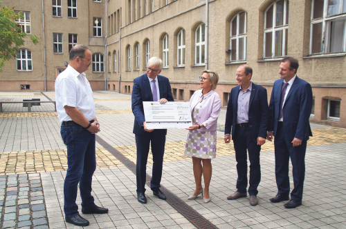 Für Schulleiter Jürgen Karras (l.) war der 7. September ein besonderer Grund zur Freude. Damit das Cottaer Gymnasium saniert werden kann, müssen rund 22,2 Millionen Euro zusammenkommen. Bildungsbürgermeister Hartmut Vorjohann, Sozialministerin Barbara Klepsch, der Landtagsabgeordnete Markus Ulbig und Hagen Kettner, Leiter des Dresdner Standorts des Landesamtes für Schule und Bildung, konnten ihm dafür den Fördermittelbescheid des Landes über rund 7,4 Millionen Euro präsentieren. Foto: Steffen Dietrich