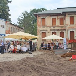 auf dem seit Jahren brachliegenden Gelände an der Karasstraße haben die Bauarbeiten für eine moderne Seniorenwohnanlage begonnen. Beim Baufest am 24. August gab es Gelegenheit, sich über den Baufortschritt und das Wohnprojekt zu informieren. Foto: Pohl