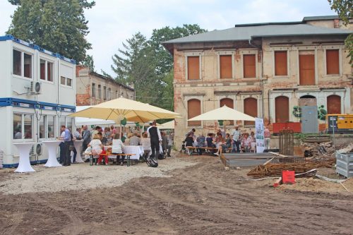 auf dem seit Jahren brachliegenden Gelände an der Karasstraße haben die Bauarbeiten für eine moderne Seniorenwohnanlage begonnen. Beim Baufest am 24. August gab es Gelegenheit, sich über den Baufortschritt und das Wohnprojekt zu informieren. Foto: Pohl