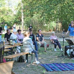 Annelie Mildner, die singende ehemalige Krankenschwester, erfreute die Besucher mit Liedern zur Gitarre im Rothermundtpark. Foto: Pohl