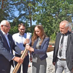 Gruß an nachfolgende Generationen: Sozialbürgermeisterin Dr. Kristin Klaudia Kaufmann fiel es zu, die Baupläne der neuen Seniorenresidenz in die Zeitkapsel zu packen. Foto: Möller