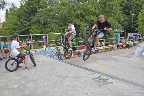 Luis und Kevin, 13 und 15 Jahre alt, „flogen“ mit ihren Rädern durch die Luft. Foto: Trache